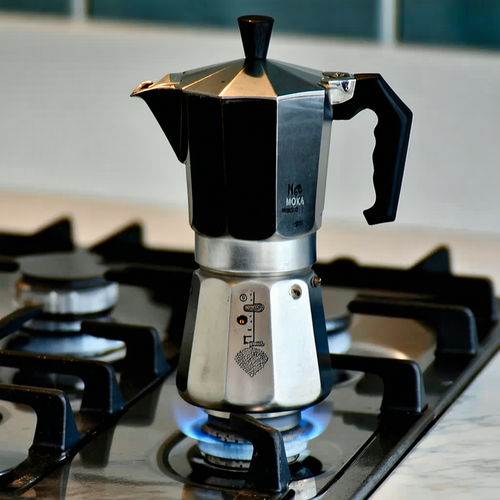 la-tradicional-moka-ideal-para-preparar-un-cafe-con-sabor-intenso
