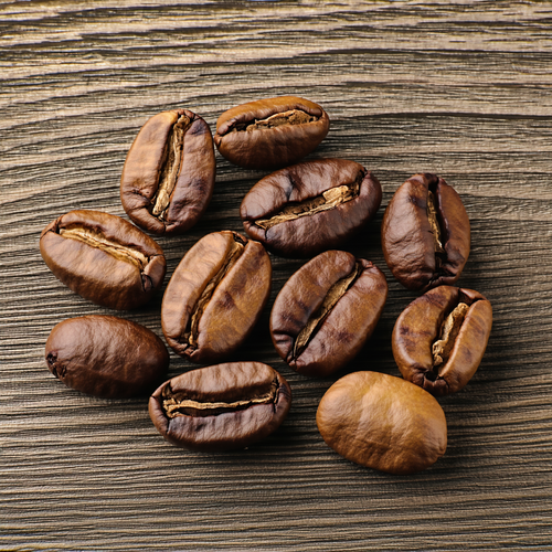 variedad-de-granos-de-cafe-con-distintos-niveles-de-tueste