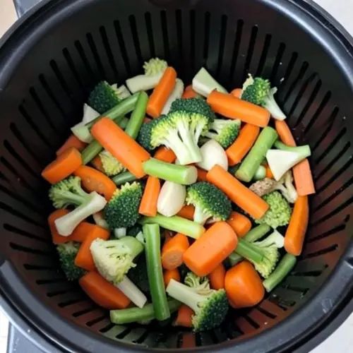 Errores comunes al cocinar verduras en la freidora de aire con una cesta demasiado llena y verduras cortadas de forma irregular