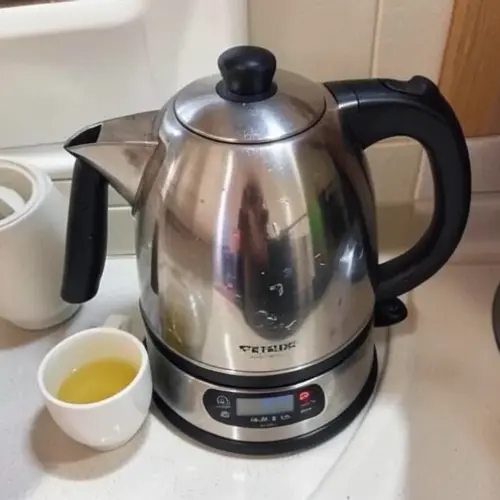 Cuánto se enfría el agua en un hervidor con mantenimiento de temperatura con pantalla activa, taza servida y agua aún en rango útil para té o café