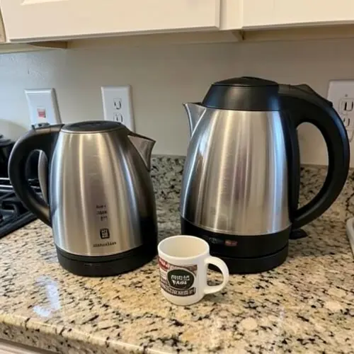Hervidor pequeño para una persona o grande para familia cuál elegir con comparación de tazas y tamaños en una cocina real