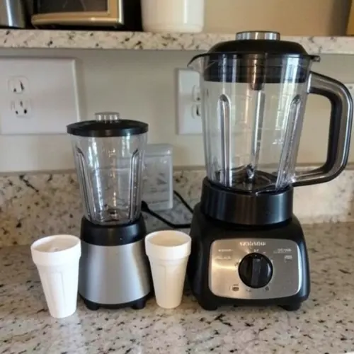Batidora personal o de vaso grande comparada en encimera con vasos individuales y jarra familiar en una cocina real