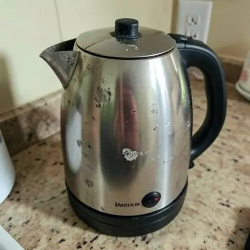 Errores comunes al usar un hervidor de agua con exceso de llenado, marcas de cal y encimera doméstica en uso real