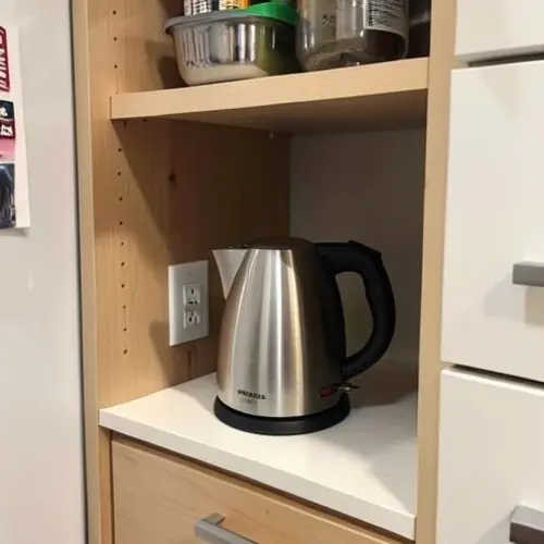Cómo guardar un hervidor de agua si tienes poco espacio con el aparato seco, la base recogida y un hueco ordenado en una cocina pequeña