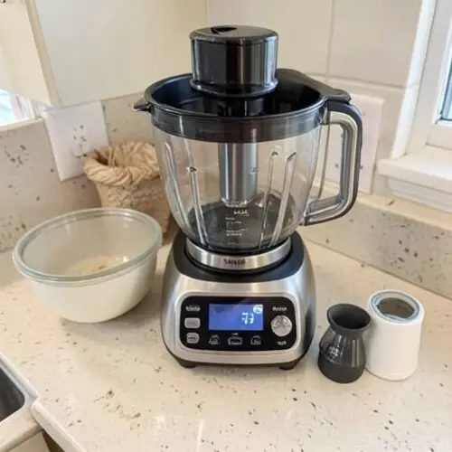 Robot de cocina para principiantes qué deberías mirar antes de comprar con pantalla clara, vaso de capacidad media y accesorios básicos en una cocina doméstica