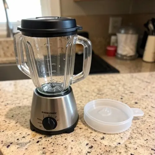 Mantenimiento básico para alargar la vida de una batidora con vaso, tapa y base limpios sobre una encimera doméstica