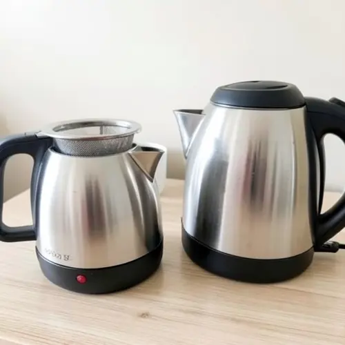 Hervidor con filtro desmontable o fijo qué resulta más práctico al comparar ambos sistemas junto a una taza y agua lista para servir