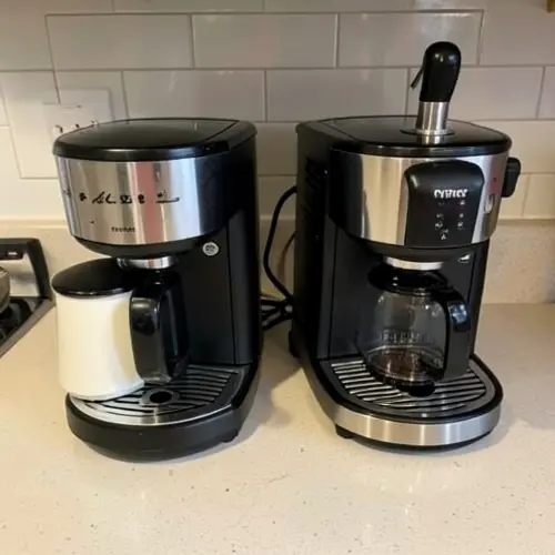 Cafetera automática con depósito de leche o vaporizador qué te conviene al comparar dos sistemas de leche sobre una encimera doméstica