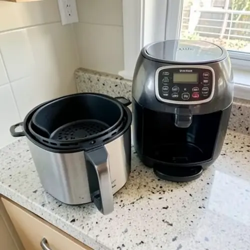 Cuándo cambiar una freidora de aire por desgaste al comparar un cestillo bien conservado con otro ya deteriorado en una cocina doméstica