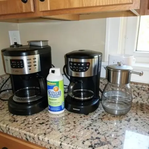 Cómo descalcificar una cafetera según el tipo de máquina con descalcificador, depósito y varias cafeteras domésticas en cocina real