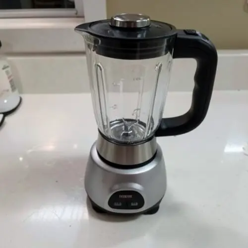 Qué hacer si la batidora huele a quemado con una batidora doméstica detenida, vaso retirado y revisión segura sobre encimera ventilada