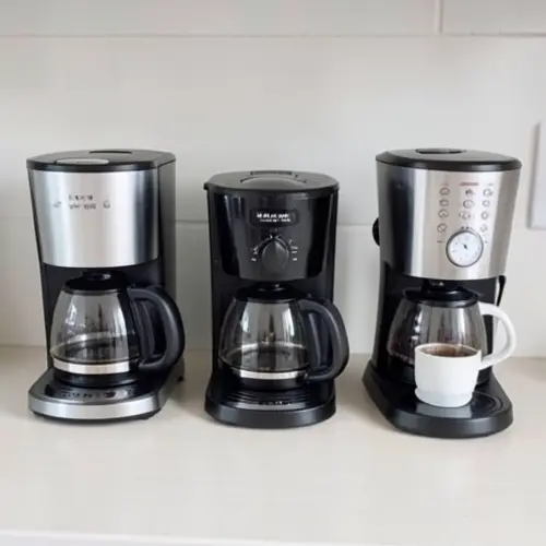 Cuanto tarda una cafetera en preparar un cafe y que cambia segun el sistema con varios formatos de cafetera y un reloj visible en cocina domestica