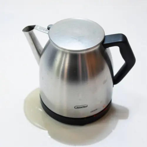 Hervidor con mantenimiento activo tras servir una taza, volumen restante visible y segunda bebida preparada dentro de un margen útil