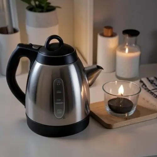 Hervidor con apertura amplia, filtro accesible y vertido limpio junto a una preparacion ordenada para una toma nocturna