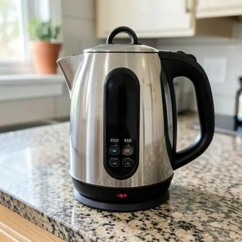 Uso correcto de hervidor con llenado ajustado, tapa cerrada y base seca en una cocina doméstica ordenada