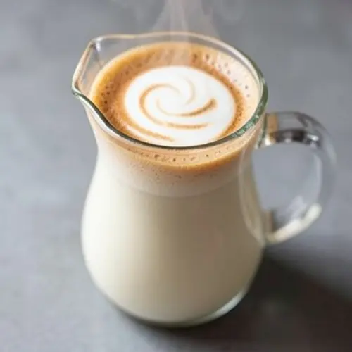 Espumado de leche en casa con remolino estable, jarra bien inclinada y textura más fina para cappuccino doméstico