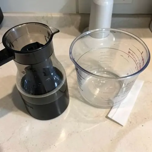 Licuadora con filtro aclarado, depósito de pulpa cómodo y piezas principales secándose en una cocina real