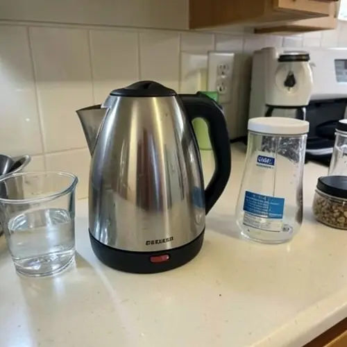 Hervidor con aclarado final, filtro desmontado y agua lista para una segunda prueba tras la limpieza