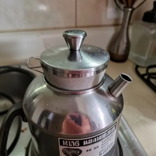 Detalle de tapa, filtro y boquilla de un hervidor para revisar qué materiales tocan el agua y el vapor