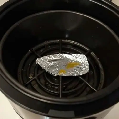 Uso de aluminio en freidora de aire para contener jugos sin cubrir toda la base del cestillo