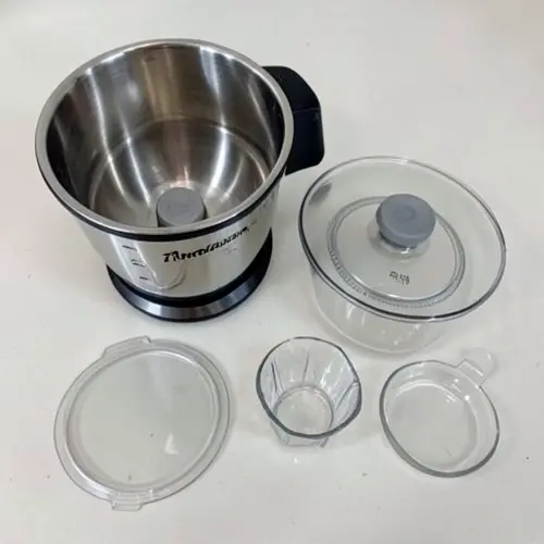 Robot de cocina con vaso seco, junta revisada y pocos accesorios listos para guardarse después del mantenimiento