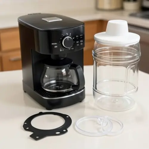 Cafetera doméstica con junta, depósito y accesorios desmontables colocados para revisar desgaste y posible recambio