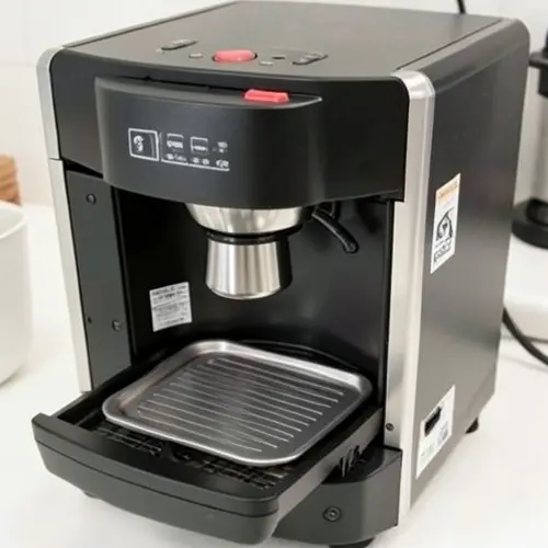 Cafetera con molinillo integrado abierta para revisar deposito, conducto de cafe y bandeja ya limpia antes del siguiente uso