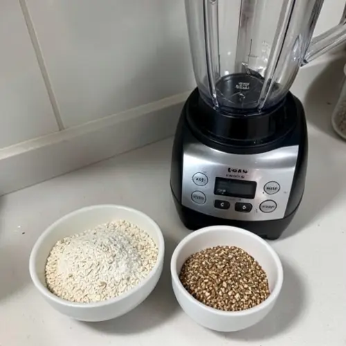 Harina de avena tamizada y harina de frutos secos hecha en tandas pequenas junto a una batidora domestica ya parada